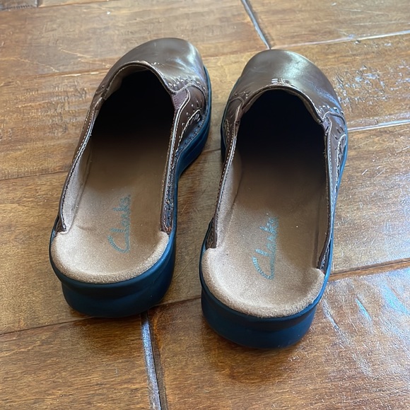 Clarks Brown Leather 7 Slip On Mules Slides Shoes Stitching Details Brazil EUC - Picture 15 of 16